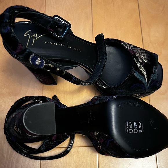 Giuseppe Zanotti Velvet Slingback Pumps. Size 37.5 - Picture 4 of 6